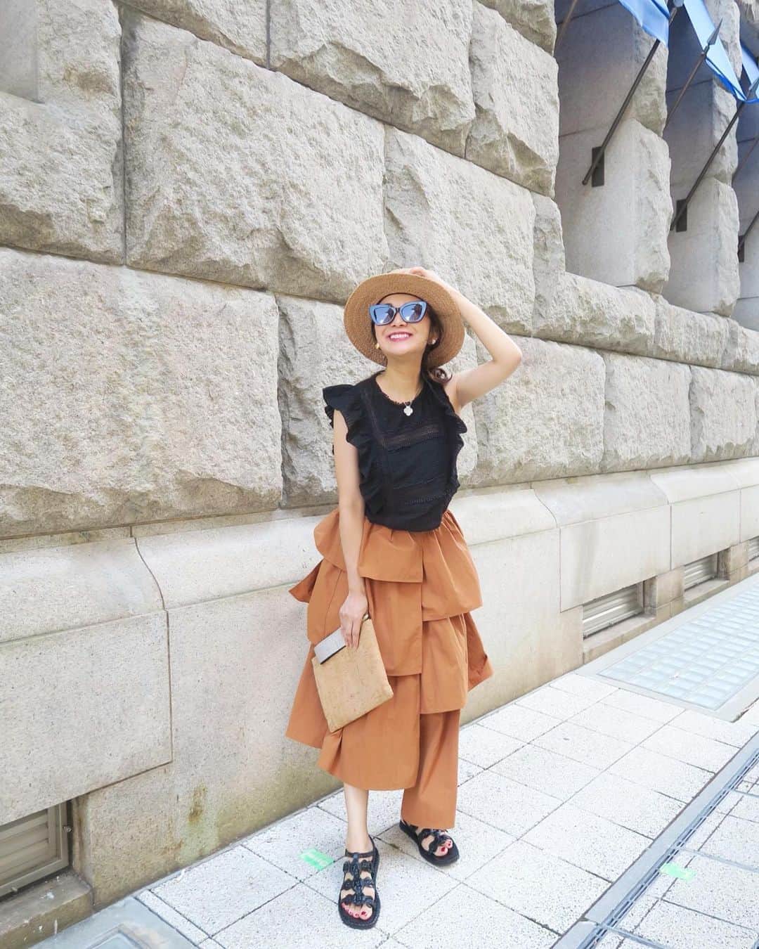 Mai Wakimizuのインスタグラム：「今日の主役は、アシンメトリーなティアードデザインがボリューム感たっぷりなスカート♡これ、めちゃくちゃ可愛い！シャカシャカっとした硬めの生地のお陰で立体感が出て、まさに大人のティアード♡秋冬はブーツと合わせるのが楽しみ＼(^o^)／ウエストは嬉しいゴム仕様♡笑 #wakkinstyle#ootd#coordinate#ママコーデ tops:#zara skirt:#linkable @linkable_official(明日13日発売) bag:#sōli shoes:#prada sunglasses:#zara hat:#helenkaminski」