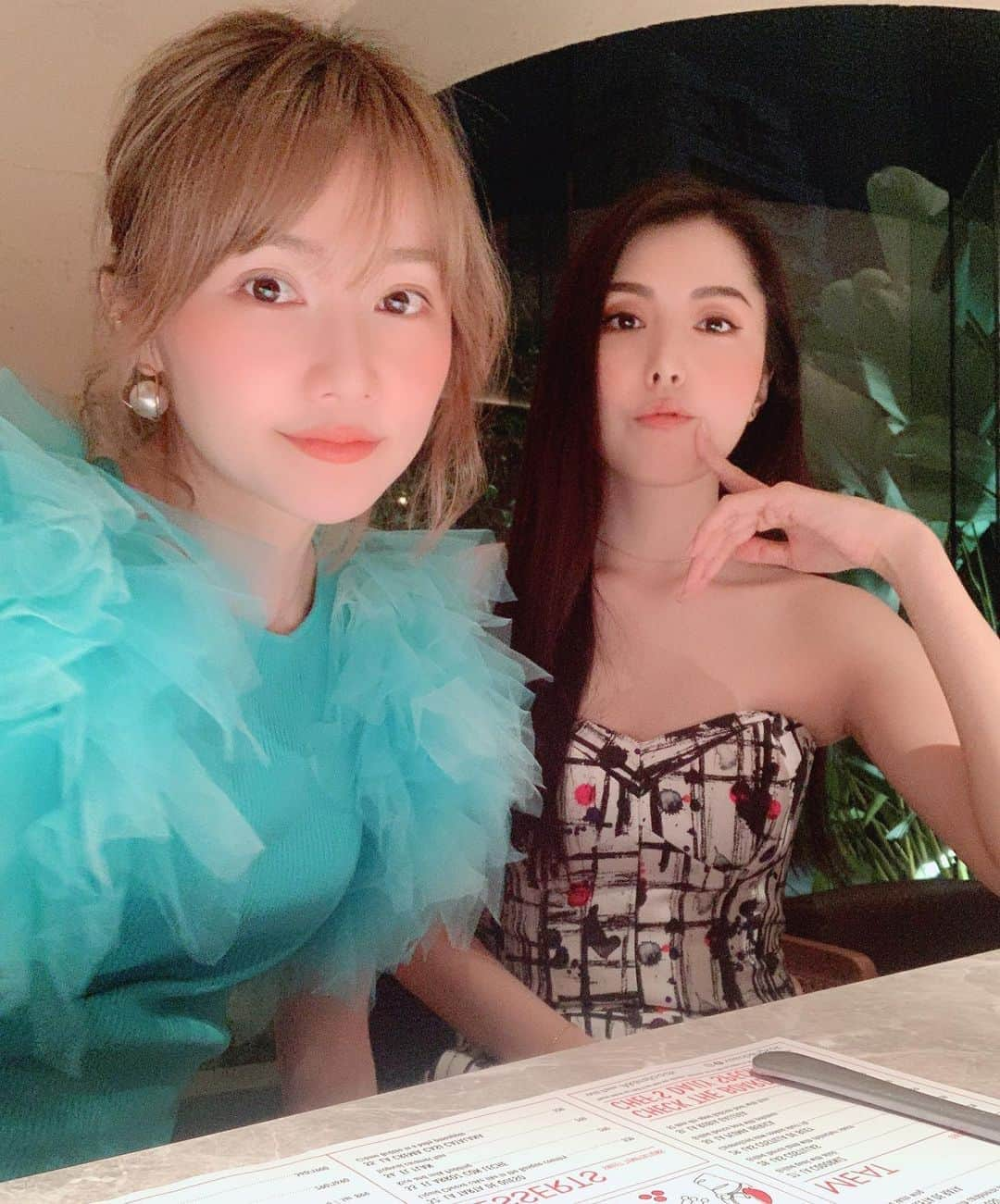 松本未夢さんのインスタグラム写真 - (松本未夢Instagram)「最近みくちゃんとのデート率が高い🥰 girls' talkってなんで止まらないんだろうか...永久の謎。🤣 . . この前行ってきた、Spanish tapas bar✨前回混んでて、満席で入れなくて今回も遅い時間からしか予約がとれなかったくらい人気のお店✨店内も素敵だったよっ💕 . . オイスターね、みーむーはレモン汁だけで食べるスタイルが1番好きなんだけど . ここのも美味しかったーーー😍🙈❤️上手く表現出来ないけど、とにかく美味しかった！w . オイスター食べた後ってさ . ”もうこの後口の中に何も入れたくないー🙈💘” . って気持ちになるくらい満たされるよね🥺❤️ . オイスター好きの人にはきっと共感してもらえるはず🤣💕 . . . #มิมุ #ไม่ใช่มุมิ #คนญี่ปุ่น #อาหารอร่อย  #Mimu #spanish #spanishtapasbar #bangkoklife #vaso  #バンコク生活 #バンコクレストラン  #ここのサングリアも美味しかったよ🍎 #言葉のレパートリーが足りなくてうまくレポートできません🤣」8月12日 15時41分 - miiimuuu_chan