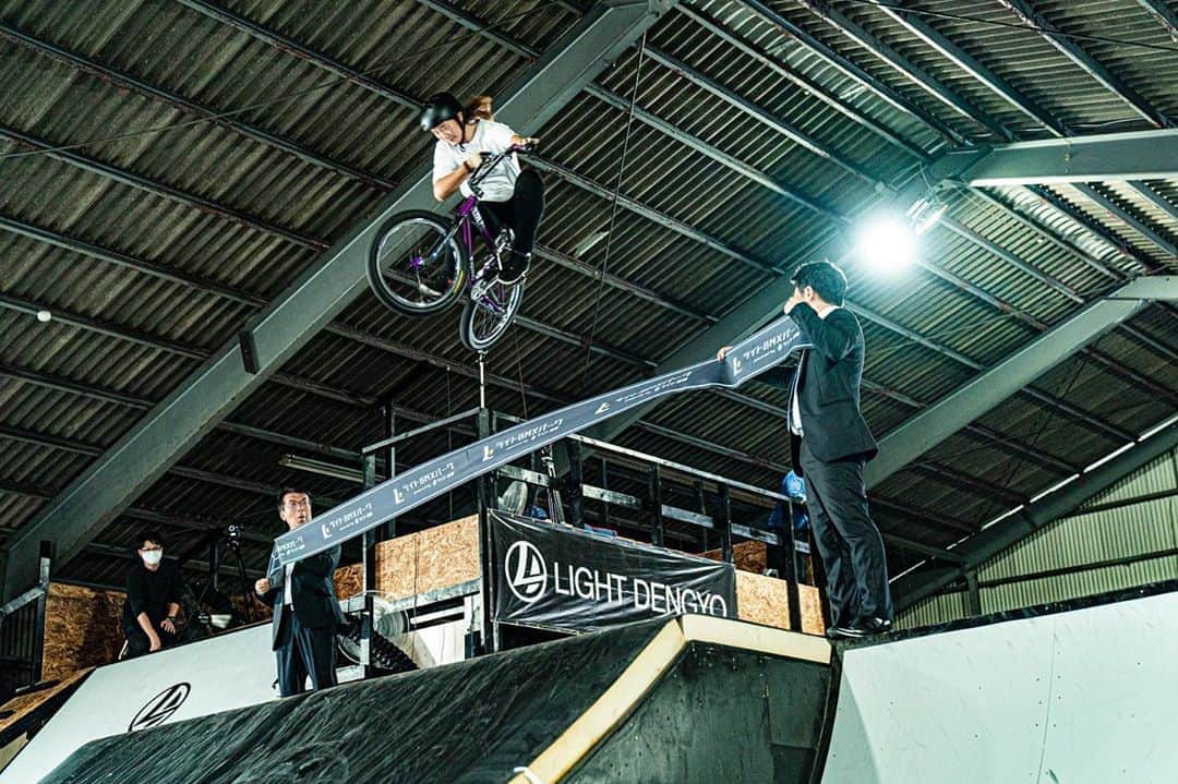 大池水杜のインスタグラム：「@light_bmxpark will open 15th August👍🏼 15日にグランドオープンです！昨日はひと足早くオープニングセレモニー的なものをしました👍🏻 ありがとうございます！ #ライト電業 @visavis_jp #タウン情報おかやま #ライト電業 #bigjohn #bluesakura #slopeshot #bmx #bmxgirl #bmxfreestyle #bmxwomen」