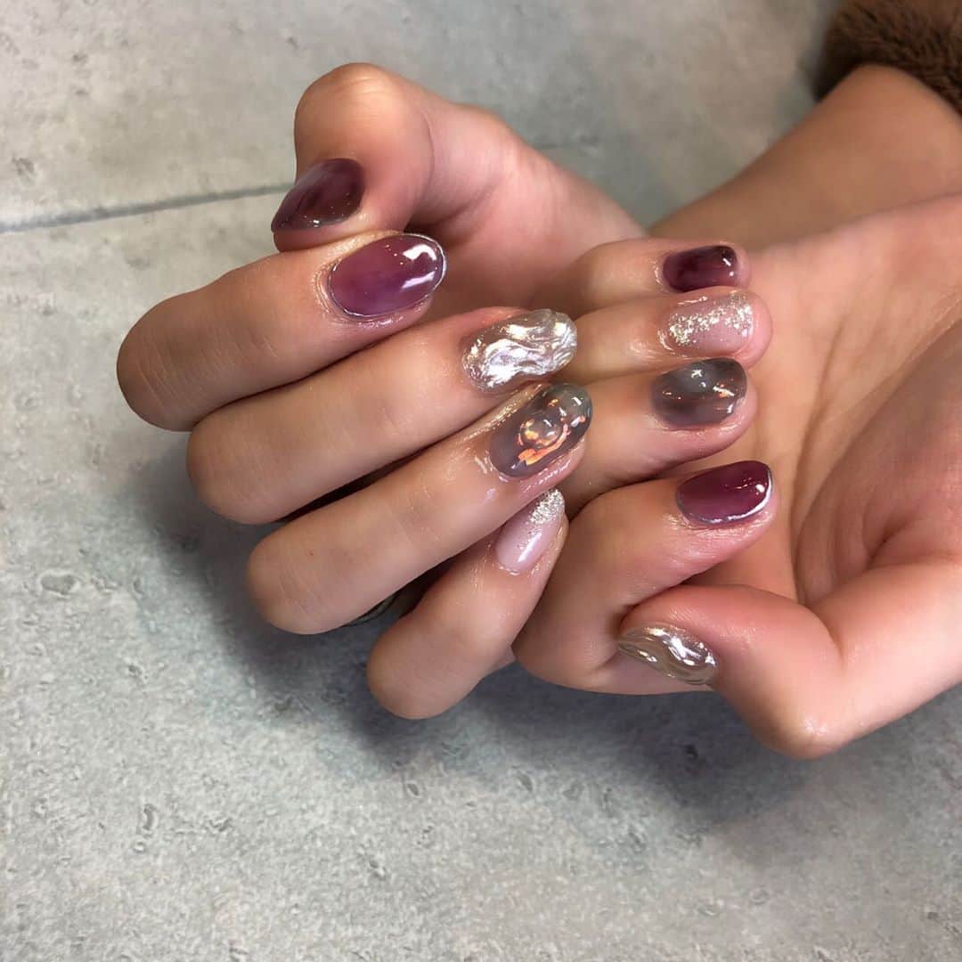 のインスタグラム：「new nail💓 アンニュイなイメージ！ . 大人且つ個性的に 仕上げていただきました♪ すっごくお気に入りです✨ . . 左手はギター弾くので 爪短め🎸 . . .  #アンニュイネイル #ネイルデザイン #ミラーネイル #nail #nailart #naildesign #ギター女子」