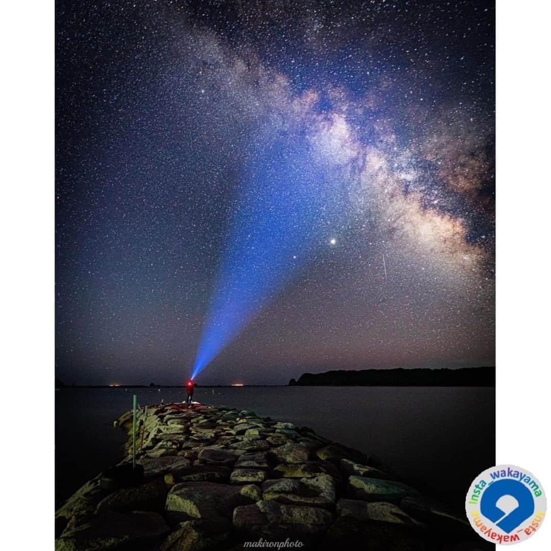 のインスタグラム：「. Insta_Wakayamaでは、皆さんがハッシュタグをつけて投稿してくださった写真から、素敵な写真をご紹介させていただきます！ 本日のピックアップは @makironphoto さんのお写真です☆ ハッシュタグのご利用ありがとうございますm(_ _)m . こちらは、那智勝浦町玉の浦海水浴場で撮られた星空のお写真ですね👀 肉眼で見える天の川だったとのこと。海辺と天の川横たわる星空もなかなかステキです✨ 今年のペルセウス座流星群のピーク時期は12日22時ごろと予想されていますね。 よく見える場所ではなんと1時間で30個も流星が見れるそうです。この玉の浦海水浴場でもたくさんの流星が見れるのではないでしょうか？ 天の川が肉眼でも確認できるくらいですから期待大ですね👍 . . 和歌山に関する投稿には「 #insta_wakayama 」のハッシュタグをつけてください★ 和歌山の魅力を皆さんで発信していきましょう！ ハッシュタグをつけると同時に、写真の場所の記載・位置情報の登録もお願いします🎵 なお、お写真を撮影される際は感染対策を十分に行ってくださいね。 . #天の川 #那智勝浦町 #和歌山県 #和歌山 #milkyway #nachikatsuura_town #wakayama #insta_wakayama #instameet_wakayama #wakayamagram #nagomi_wakayama #visitwakayama #retrip_news #japan #なんて素敵な和歌山なんでしょう」