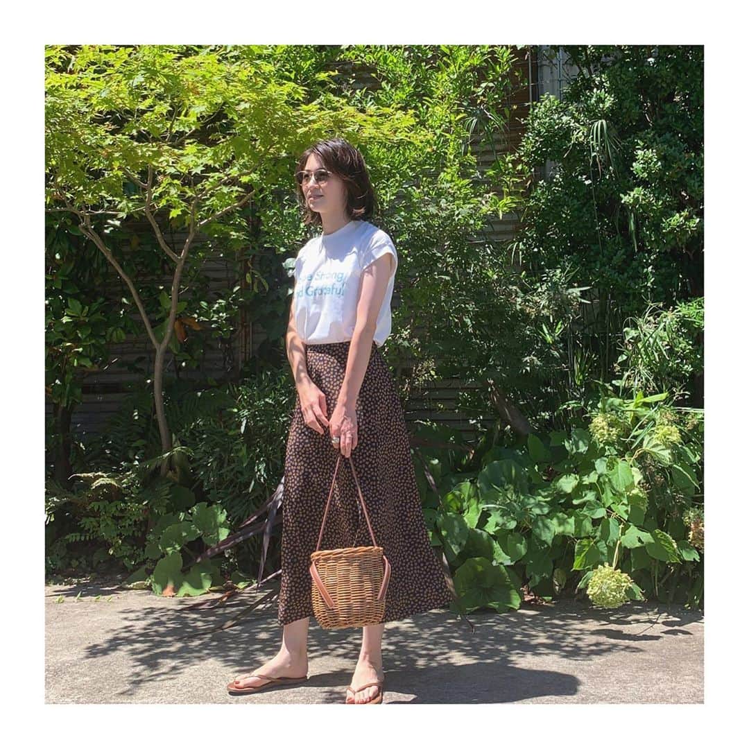 上村若菜のインスタグラム：「. 仕事で一緒だったゆかりさん @yucarikawaguchi がロゴTを着てくださっていて、とても嬉しかった日✨ . . そして…お待たせしました🙏🙏🙏 . ロゴTの再販が決定しました❗️ 本日17:00より再販スタート→8/21〜順次発送予定 です✨ 今回も数量限定で白ロゴの入ったトートがつきます🛍 . 前回買い逃してしまった方も、追加で購入したい方もどうぞお早めに。 よろしくお願いいたします🙇‍♂️ . #ritajeanstokyo #リタジーンズトーキョー #ロゴT #ロゴTコーデ #フレンチスリーブ #wakameswardrobe  . ロゴt… @rita_jeans_tokyo  スカート… #litral バッグ… #sea_japan  サンダル… #tkees」