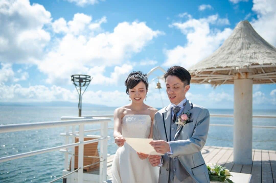トラッシュ ザ ドレス ウェディング！さんのインスタグラム写真 - (トラッシュ ザ ドレス ウェディング！Instagram)「〔新着記事〕ふたりだけの沖縄フォトウェディング♡ 最近、沖縄でふたりだけの写真結婚式を行う方が増えています。新型コロナの影響もあって、海外には行けないし、家族や友達に参列してもらうのも気がひける。そんな場合には沖縄でのふたりだけの挙式や写真結婚式を考えてみませんか。 * ▼沖縄ウェディングオンライン https://okinawa-wedding.online/photowedding-guide/photowedding-withtwopeople/ 「沖縄ウェディングオンライン」で検索❣︎ * #沖縄ウェディングオンライン #ウェディングオンライン #ふたりだけの結婚式  #ふたりだけのフォトウェディング #二人だけの結婚式  #二人だけのフォトウエディング  #2人だけの結婚式  #2人だけのフォトウェディング #沖縄ビーチフォトウエディング #沖縄フォトウェディング #フォトウェディング  #フォトウェディング沖縄  #沖縄結婚式  #沖縄ウェディング」8月12日 15時56分 - trashthedresswedding