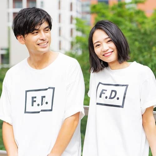 緑川静香さんのインスタグラム写真 - (緑川静香Instagram)「鹿島アントラーズの新アパレルブランド「F.D.」のモデルを務めさせて頂きました🙇‍♀️﻿ ﻿ FootballDreamというコンセプトで、普段使いできるシンプルで可愛いデザイン❤️﻿ ﻿ ぜひショップをみてみてくださいね☺️﻿ ﻿ https://fd2020.base.shop/﻿ ﻿ #footballdream #antlers #kashimaantlers #fashion #tshirt #newapparel #smile  #鹿島アントラーズ #ファッション #tシャツ  #さっそく私もゲット #シンプルなのにオシャレにきまる #一番カッコいいやつ #ユニセックスなのでカップルで兼用もよき #オススメやで❤️」8月12日 16時05分 - midorikawa_shizuka