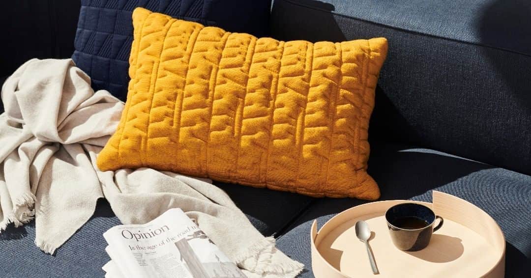 フリッツハンセンさんのインスタグラム写真 - (フリッツハンセンInstagram)「A bright yellow pillow brings a little sunshine indoors. This knit pattern is an Arne Jacobsen original.   Explore more via link in bio #fritzhansen #arnejacobsen #decor #danishdesign」8月12日 16時00分 - fritzhansen