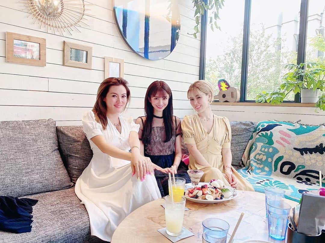 のインスタグラム：「少し早いけど🎂えみりちゃん @emiri_aizawa のバースデーランチを🎉💝with @_junna_ 🎀 みんな引きこもっていたので会うのは本当に久しぶり❣️😂 ハワイに行けないから日本のハワイ🌺 @heavenly_jp で仕事の合間にサクッと🍽💖短い時間だったけど会えて嬉しかった🌈😊✨ ヘブンリーの個室は窓も沢山で換気最高💞だし可愛くて大好き😍🌴 写真撮る時だけ近くに座ってマスク外しています😌🙏 3人ともワンピは @emiriawiz_official 👗💕 ジュエリーは @ahkah_official 💓✨ #happybirthday #birthdaylunch #emiriawiz #heavenlydaikanyama」
