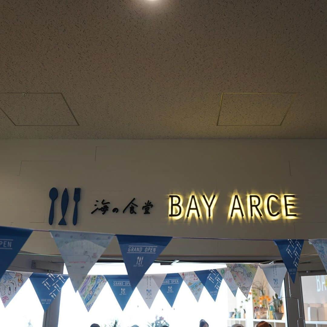 増山敬子さんのインスタグラム写真 - (増山敬子Instagram)「#海の食堂BAYARCE #ベイアルセ 店内に入った瞬間に目に飛び込んでくる、開放的なオーシャンビュー 6月1日にオープンしたばかりのレストランは、 地元産の海鮮を活かしたお食事に、夏にぴったりフォトジェニックなスィーツも堪能できちゃいます。しかも、店内の空間だけでなくお料理もしっかり美味しくて200点満点(更にプライスもお手頃)✨✨ * 「どの席からも海を楽しんでもらえるように」と客席の高さを3段階にしてあるそうで どの席からも海の眺めを楽しめのもポイント * #金沢港クルーズターミナル 無料で遊べるまなび体験ルームや、全面ガラス張りの海側からは、日本海を一望できますよ^_^」8月12日 16時03分 - keikomasuyama