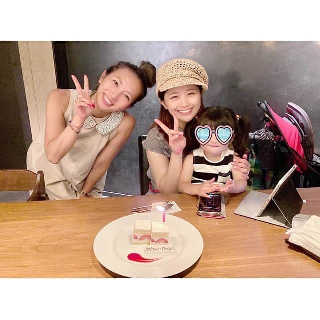 安枝瞳さんのインスタグラム写真 - (安枝瞳Instagram)「. 先日ママ友さんとランチしてきたよ🙆‍♀️✨ 遠くに行ってしまうのでなかなか会えなくなってしまうの寂しい😭 仕事関係とか友達の紹介とか以外でできた 初めてのママ友さん😌💕 . いろいろ子育て(教育面とか)に疎い私に情報を教えてくれたり、 沢山娘と遊んでくれたり とても良くしてもらいました🙇‍♀️ また会える日を楽しみにしてます！！ 気をつけて行ってらっしゃい🌸🥰 また連絡しますー！ #絵本ありがとうです笑 #2枚目は私たちが用意したケーキを娘が消したがった図」8月12日 16時10分 - hitomiyasueda