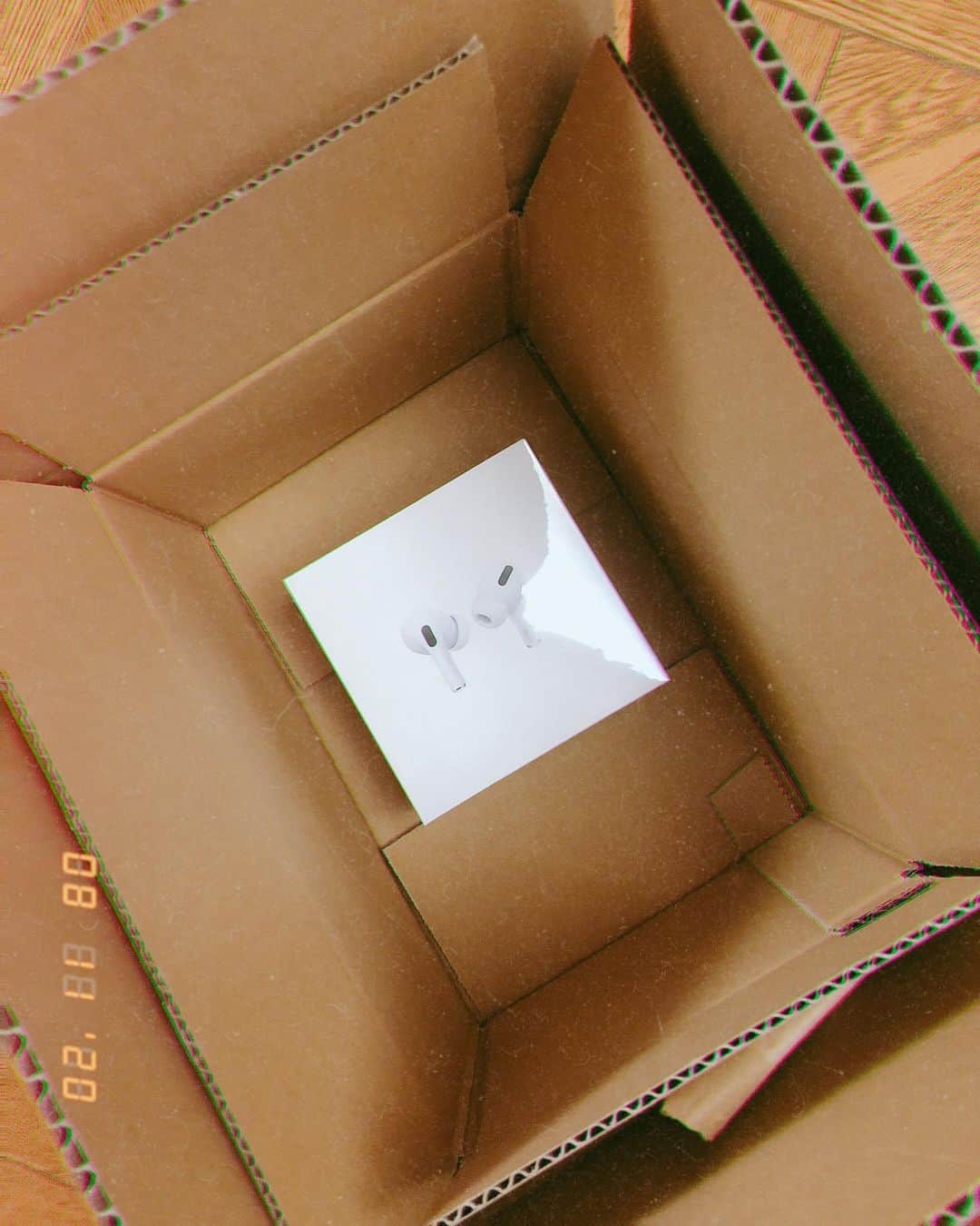 熊崎晴香さんのインスタグラム写真 - (熊崎晴香Instagram)「幸せなお届け物が🎁﻿ ﻿ 箱を開けたらまた箱が📦﻿ その箱開けたらまた箱が📦﻿ それを開けたら最高のプレゼントが🎁﻿ ﻿ 箱の外とか色紙にメッセージも書いてくれて﻿ ﻿ 最高の誕生日プレゼントでした☺ めちゃくちゃ嬉しかった！！️﻿ 二人ともありがとう。大切にするね！！﻿ ﻿ ﻿ #木本家のかのんさん　#そしていつも写真撮ってくれて生誕Tシャツデザインしてくれた天才さん　#二人ともありがとう　#大好き﻿ #おそらく箱に使われたであろうガムテープまで入ってました　#いっぱい使うね🥰」8月12日 16時13分 - kumakuma9810