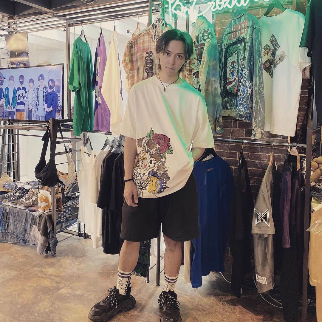 のインスタグラム：「かっけーTシャツげっちゅ。F1ND ONEの新作。お店に落ちてました。今年のお気に入りですね。(引地くんに書けって言われました)  @f1ndone」