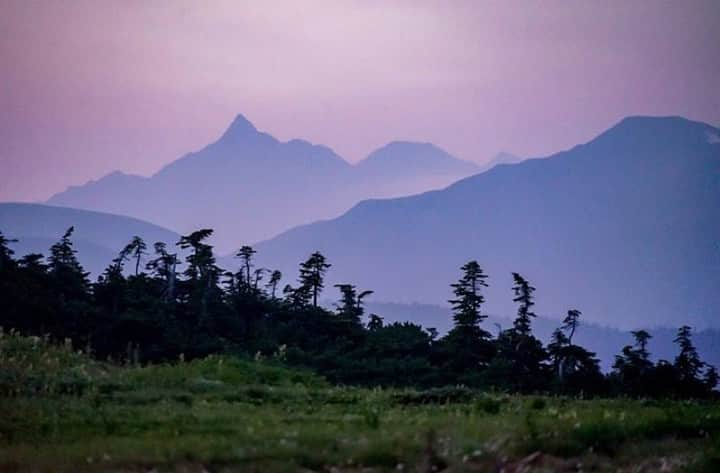 登山*トレッキング*アウトドア『.HYAKKEI』さんのインスタグラム写真 - (登山*トレッキング*アウトドア『.HYAKKEI』Instagram)「三連休はテン泊縦走された方も多かったのではないでしょうか？私が登った北アルプスエリアは残念ながら雨でしたが、こんな水彩画みたいな稜線の景色を見られた方はラッキーですね！ ・ photo by @ma.ki0420 ・ ・  あなたの山の思い出picを#hyakkeime で投稿してください！みんなで素敵なお山ギャラリーをつくりましょー！﻿ ・﻿ ・﻿ ・﻿ #登山好きな人と繋がりたい #登山 #山登り #山歩き #山ガール #登山女子 #山ボーイ #山バカ #landscape #絶景 #日本の絶景 #as_archive #vsco #reco_ig #光と影 #広角 #青空 #sky #自然美 #雪山 #薬師岳」8月12日 16時20分 - hyakkei_me