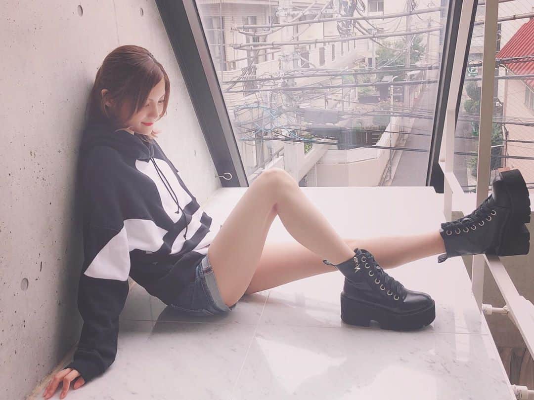 美沙玲奈のインスタグラム：「この時の写真まだ割とある☻♡笑  photoby.aikaさん✨  #adidasoriginals #denimstyle #casualstyle #photo #hoodie #157cm #写真」
