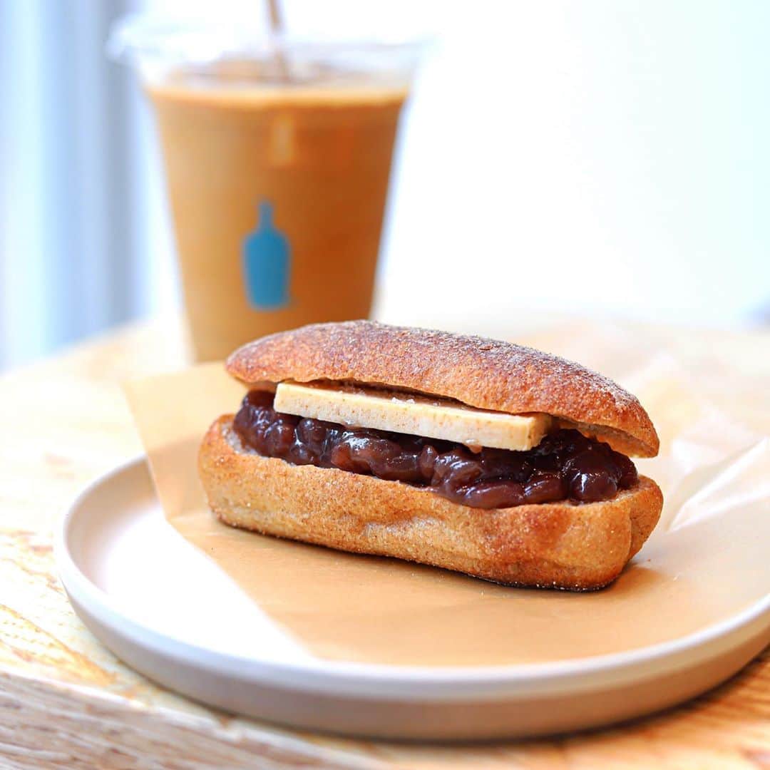 のインスタグラム：「.  .  BLUE BOTTLE COFFEE 神戸カフェ @bluebottlejapan   神戸店に “あんこ＆くるみバター”が 仲間入り。  京都の老舗あんこ屋 ＜都松庵＞と 神戸の人気パン屋 ＜パンやきどころRIKI＞の コラボメニュー☀︎  言葉選びが 適切かはわからないけど 一言で表すと エレガントです。  #breakfast #coffee#bluebottlecoffee #ブルーボトルコーヒー」