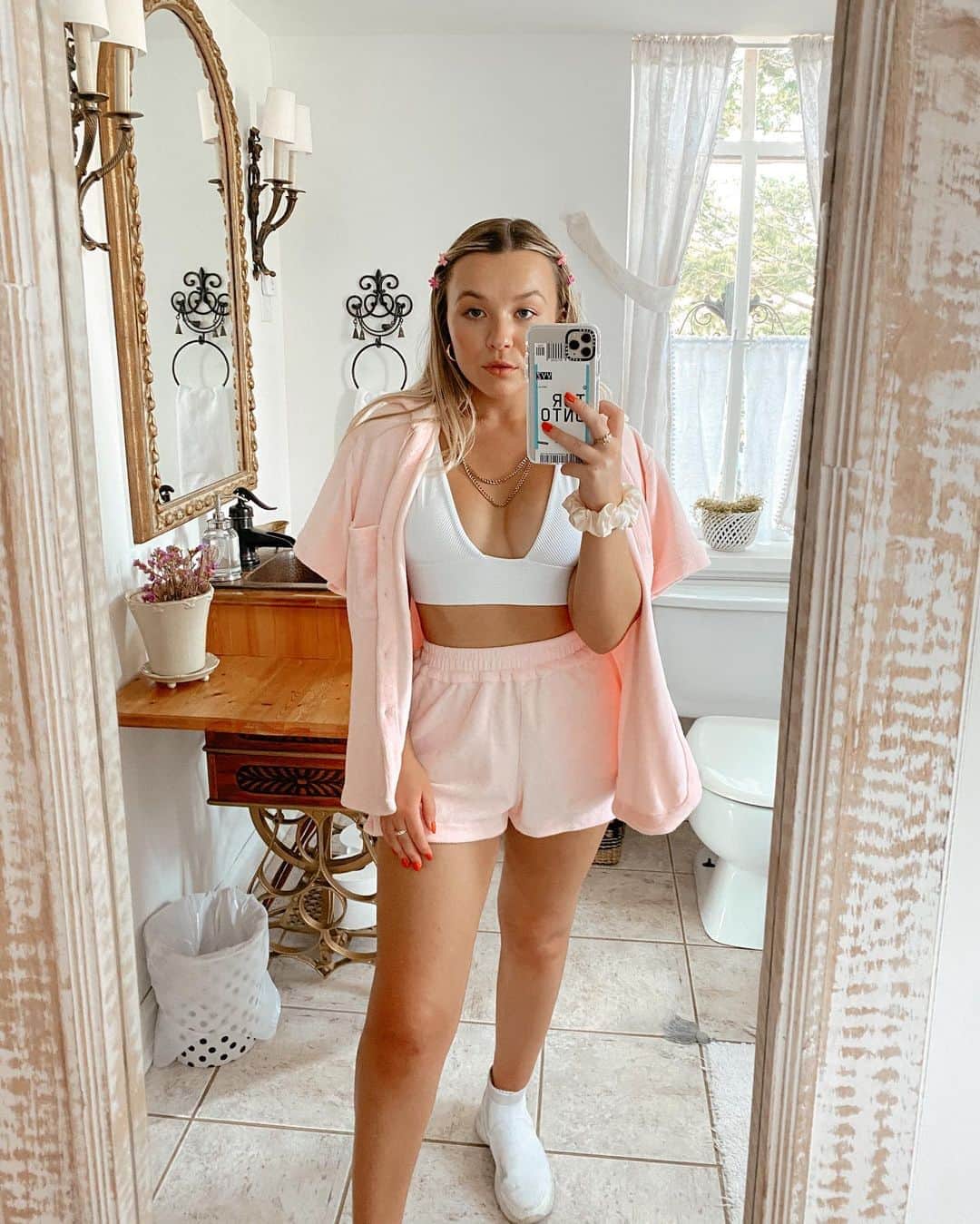 トーリ・ウェブスターのインスタグラム：「know your energy 💞☁️🌈」
