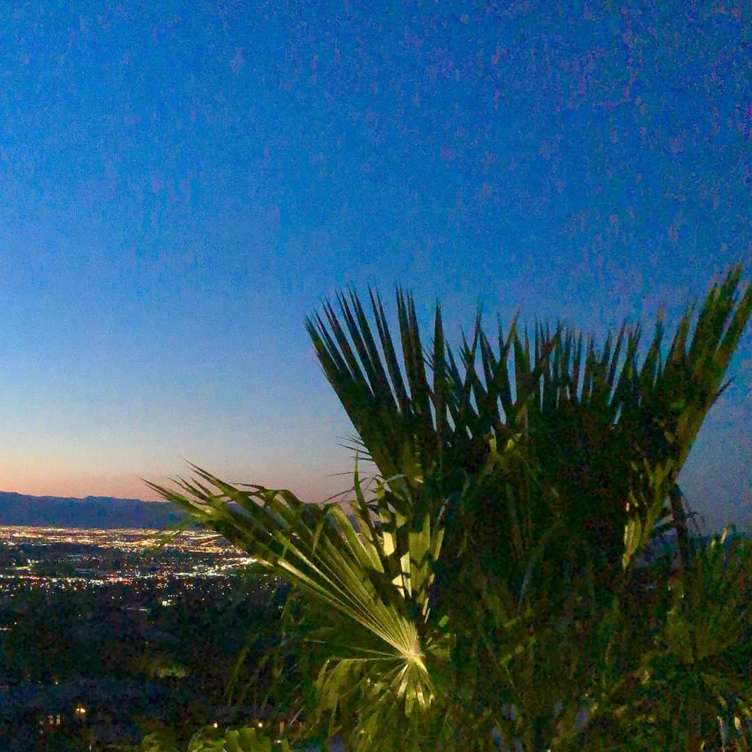 村主章枝さんのインスタグラム写真 - (村主章枝Instagram)「I love the sunset in Vegas. ラスベガスの夕焼けが大好き。 #sunset  #lasvegasviews  #ラスベガス生活 #ラスベガス情報」8月12日 7時27分 - fumie.suguri