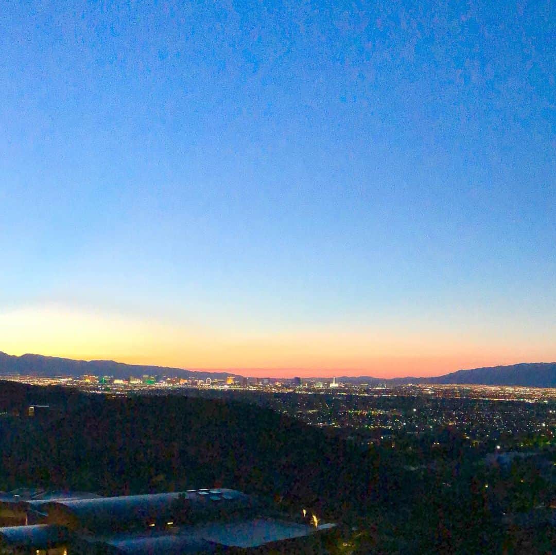 のインスタグラム：「I love the sunset in Vegas. ラスベガスの夕焼けが大好き。 #sunset  #lasvegasviews  #ラスベガス生活 #ラスベガス情報」