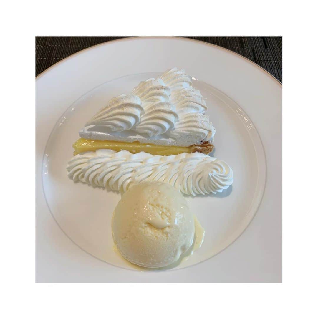 とよた真帆さんのインスタグラム写真 - (とよた真帆Instagram)「少し前にお友達と会った時、昔ながらのレモンパイが食べたいと  #ホテルオークラ の #オーキッド に  2枚の写真 #レモンパイ  どこか懐かしさもある味で最高です。  三枚目の写真は最近、取り入れ始めたエイジングケアに効果的な #美容液  @beau_beauty_japan  の原液美容液シリーズです。  いつも使っている#化粧品 に #ちょい足し することで更にパワーアップ。  それぞれ功能が違うので研究中です^ - ^  とにかく今の季節は暑いので汗もかくし、マスクしているのでお化粧は落ちるし、、 なので 最近はファンデーションは塗らない日が増えましたよ  マスクしているのを逆手にとり、いつかすっぴんで生活できる日々を目指そう✨と栄養を与えて肌を休めるのと保湿する良い機会！と思っています。  #maho #mahostyle #cosme  #lemoncake #lemon #hotel  #cafe  #本日のオススメ」8月12日 7時34分 - maho_toyota