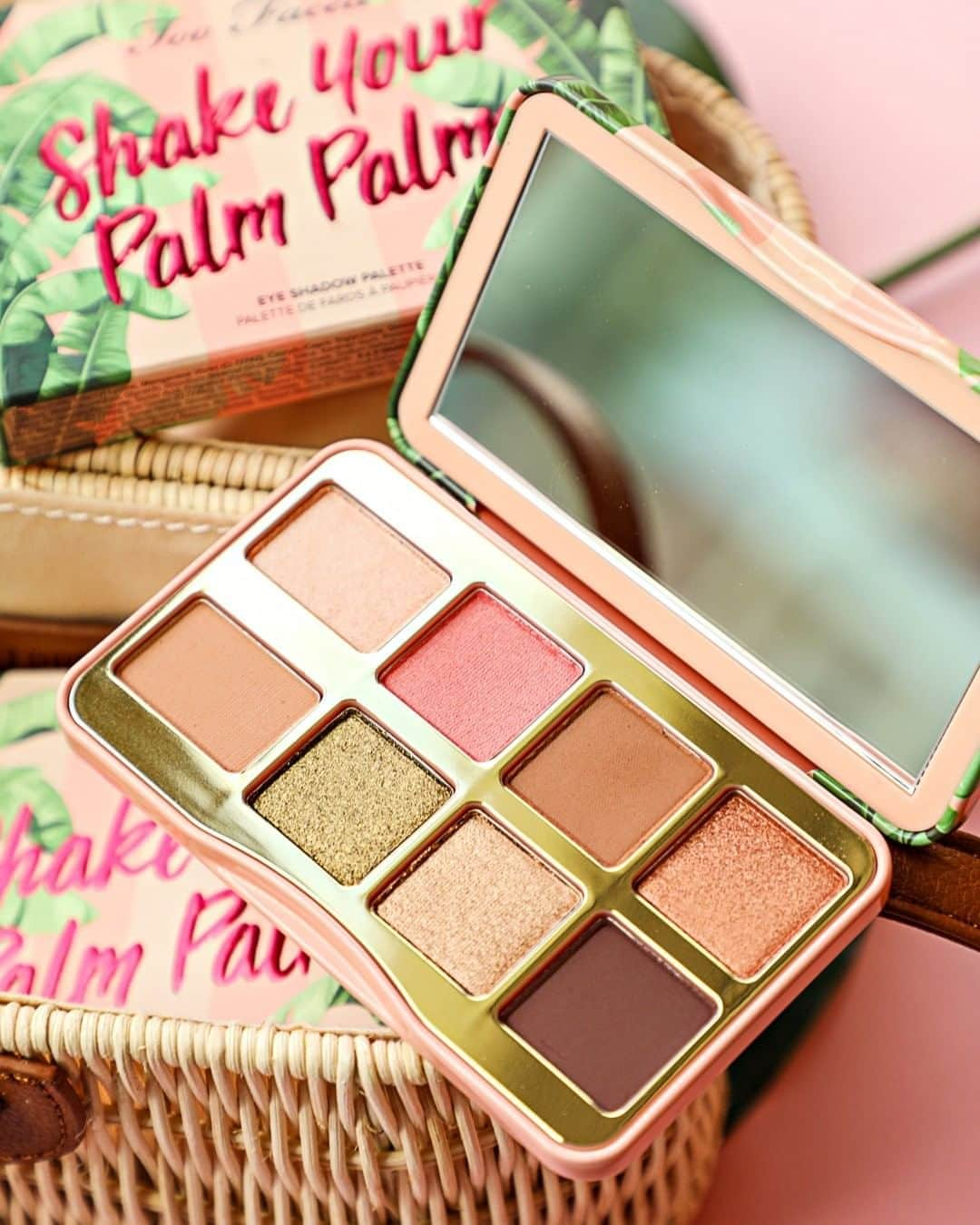 Too Facedさんのインスタグラム写真 - (Too FacedInstagram)「Paradise in the palm of your hand. 🌴☀️ Our Shake Your Palm Palms Eye Shadow Palette is the one palette you can depend on all summer long with gorgeous neutrals, mattes and shimmers! #tfpeachesandcream #toofaced」8月12日 8時00分 - toofaced