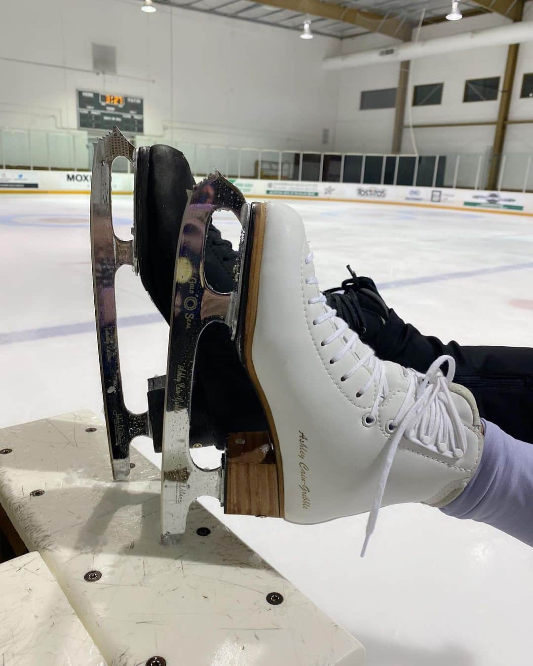 アシュリー・ケインさんのインスタグラム写真 - (アシュリー・ケインInstagram)「Fresh kicks for the new season...whenever that may be🙈 Thank you @jackson.ultima & @johnwilsonblades for the best combo!   #doingthings #outdoorvoices #johnwilsonblades #jacksonultima」8月12日 8時02分 - icegirlash