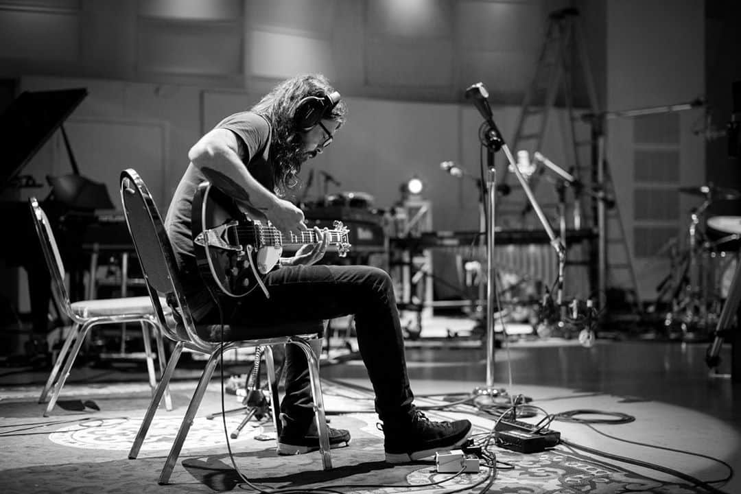 フー・ファイターズのインスタグラム：「This week marks 2 years of #PLAY 🎸🥁🎹 Listen & explore at link in bio. 📷: @ndrewstuart」