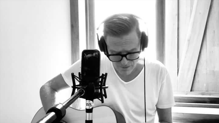 ブライアン・アダムスのインスタグラム：「I’ll Always Be Right There. (To see the whole song go to the link in the bio or my YouTube channel). This song has featured on two of my past albums, “18 Til I Die” and “MTV Unplugged”. I’m singing and playing live here to the original TV track onto my iPhone.  Forever - we will be Together - just you and me The more I get to know ya - the more I really care With all of my heart - ya know i’ll always be… And ya know I really love ya - ya nothin’ can compare For all of my life - ya know i’ll always be - right there  #bryanadams18tilidie #bryanadams #bryanadamsillalwaysberightthere」