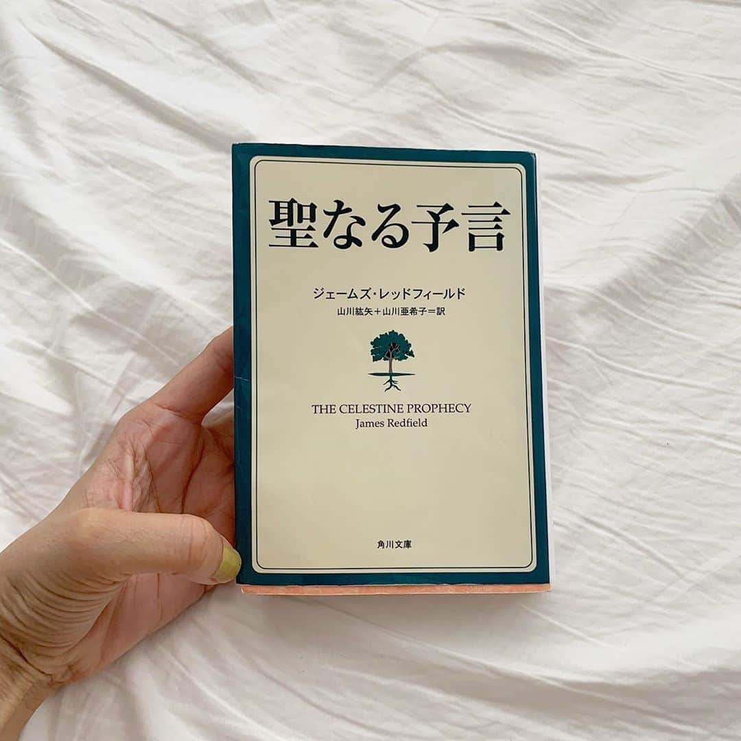 のインスタグラム：「「The Celestine Prophecy」聖なる予言 この本は90年代に書かれた小説で、 現代を生きる上でとても大切なことが書かれている素晴らしい本☺️🙏🏻✨  今はこの本のように、流れに身を任せ、あらゆる奇蹟を感じられるようにしています🌿  夏休み🌴おすすめの一冊です📔  #Book #聖なる予言」