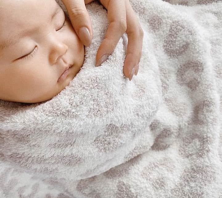 のインスタグラム：「Sleeping our way through the week 💤  Link in bio #barefootdreams ⠀⠀⠀⠀⠀⠀⠀⠀⠀ ⠀⠀⠀⠀⠀⠀⠀⠀⠀ 📷: _y.mmm」