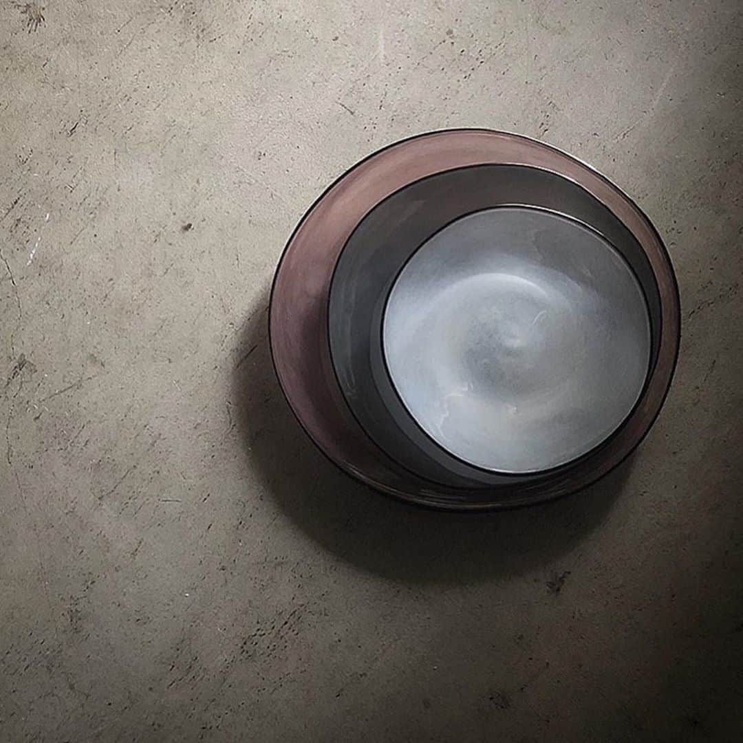 のインスタグラム：「#Repost @amahare_shokudo ・・・ kasumi plate【fresco】   お盆休みをいただいておりますが、online shop 雨晴食堂ではご注文を承っております。  ※お盆休みを挟むため8月17日（月）以降順次発送させて頂きます旨ご了承ください。 ※ご注文や発送に関するお問い合わせのお返事も8月17日（月）以降となります旨ご了承ください。  #fresco #辻野剛 #studio_fresco #大阪 #ガラス #硝子   #うつわ ﻿ #雨晴食堂 #雨晴 #amahare  #くらし #インテリア #工芸 #日本  #白金台﻿﻿﻿﻿﻿ #shirokanedai #lifestyle #interior #japanesecraft﻿﻿﻿﻿ #雨の日も晴れの日も」