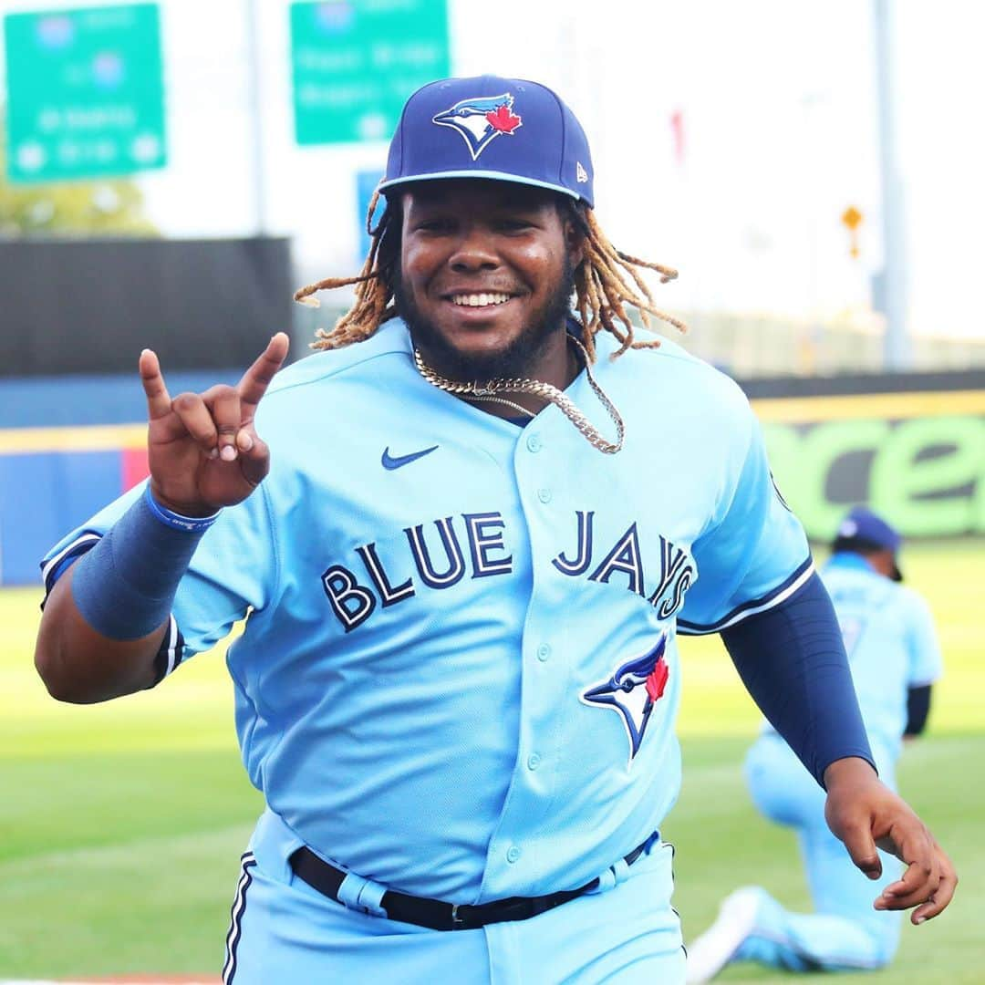 MLBさんのインスタグラム写真 - (MLBInstagram)「In their first game in Buffalo, the Jays are debuting new uniforms! What does everybody think?」8月12日 8時20分 - mlb