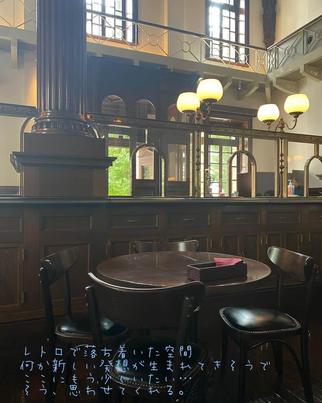 真坂美帆さんのインスタグラム写真 - (真坂美帆Instagram)「⋆❁.* ・ カフェめぐり♡ ・ 東京駅からご紹介する 最初のカフェは 三菱一号館美術館にある Café1894  営業時間 11時〜23時(不定休) ・ かつては銀行営業室として使われていた場所。 当時の資料を元に復元された、レトロなミュージアムのようなカフェ。 ・ ・ 高い天井を見ていると 何か新しい発想が生まれてきそうです。 心理的にも高い天井の方が、より人はクリエイティブになるのだそうです。  わたしもそう思いました(*´˘`*) ・ ・ Tops & Pants: @lerevevaniller  ・ ・ #café1894 #cafe #café  #カフェ #カフェめぐり #東京駅カフェ #東京カフェ #カフェ好き  #レトロ #レトロカフェ  #ootd #コーデ  #vaniller_style #ガーリー #フェミニン #声優 #真坂美帆」8月12日 8時41分 - miho.sakurazaka_mii