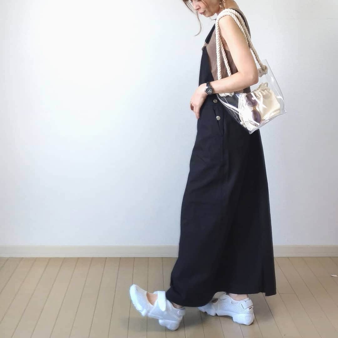 Ako Akoさんのインスタグラム写真 - (Ako AkoInstagram)「お得情報♡♡♡ 私みたいな低身長から、高身長の方々まで✨ @jungle_jungle_jgcollection の大人ジャンスカ❤️ 　　 　 ★─────────────────★ 11日から16日のお盆限定で  summer box が販売🛍️ 人気商品が入り合計5点で税込10,000円☝️ 目玉商品として、このジャンスカ必ず入ります🙌 ★─────────────────★ 　 　 　 これね、しっかりしたデニムっぽい生地で、体型はしっかりカバー 真夏でも、脚にまとわりつかなくて👌 冬はレギンスとか仕込めばオールシーズンいけちゃう✨ 広がりすぎないジャンスカ 要チェックです💕 　 　　 summer boxも #楽天roomに載せてます 詳細見てみてね！ 　 　 　 ニットタンクはプロフのURLからも在庫など見れます☝️ 　 　  　 他 #麻混Vネックタンク MD2：@pierrot_shop (s1911-013015) バッグ：@select.shop.jbg シューズ：@nike @niketokyo 　 　 　 #r_fashion #楽天 #福袋 #ジャンスカ #ジャンパースカート #サロペットコーデ #pierrot #ピエロアンバサダー #nike #airrift #エアリフト #スニーカー女子 #PR」8月12日 8時58分 - akokako