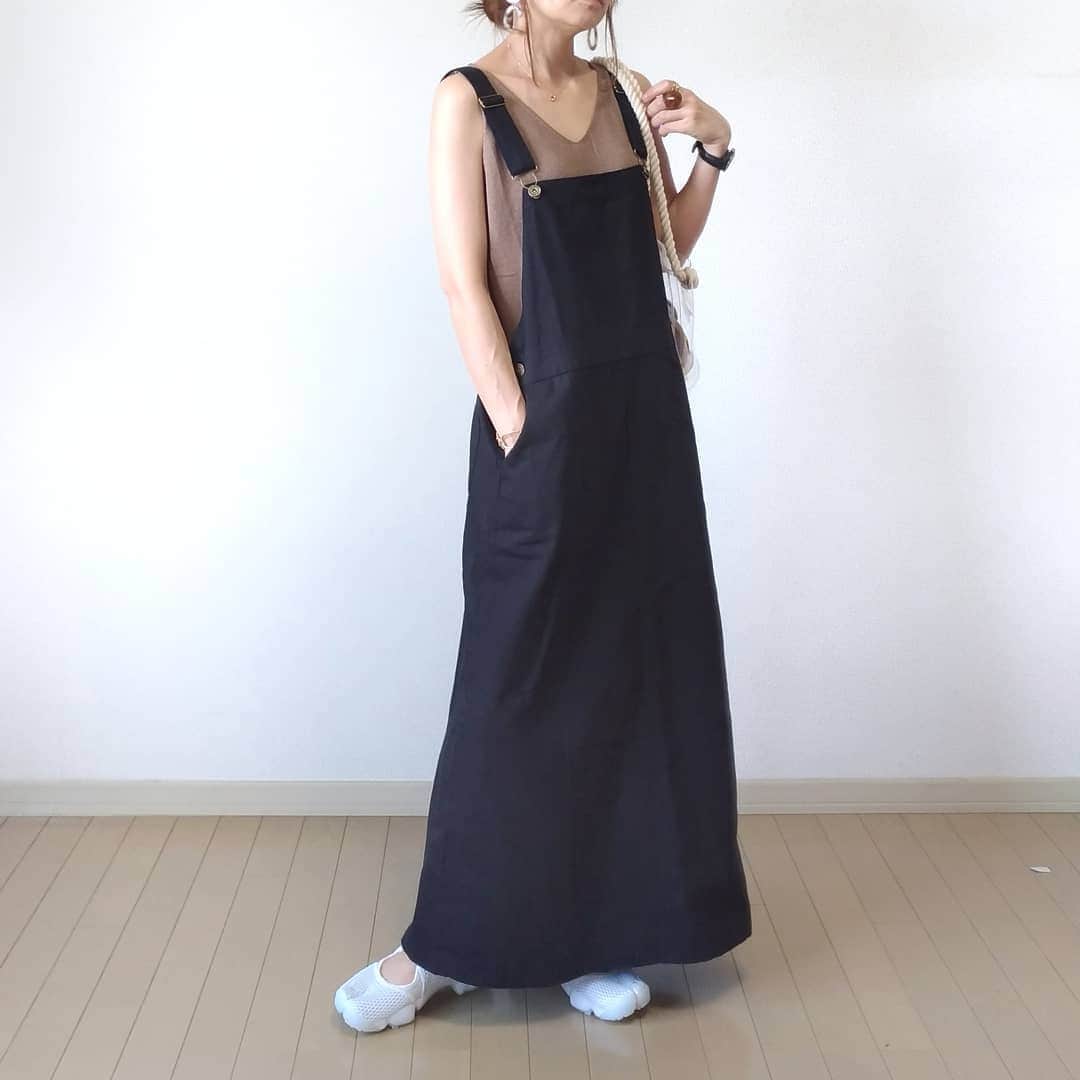 Ako Akoさんのインスタグラム写真 - (Ako AkoInstagram)「お得情報♡♡♡ 私みたいな低身長から、高身長の方々まで✨ @jungle_jungle_jgcollection の大人ジャンスカ❤️ 　　 　 ★─────────────────★ 11日から16日のお盆限定で  summer box が販売🛍️ 人気商品が入り合計5点で税込10,000円☝️ 目玉商品として、このジャンスカ必ず入ります🙌 ★─────────────────★ 　 　 　 これね、しっかりしたデニムっぽい生地で、体型はしっかりカバー 真夏でも、脚にまとわりつかなくて👌 冬はレギンスとか仕込めばオールシーズンいけちゃう✨ 広がりすぎないジャンスカ 要チェックです💕 　 　　 summer boxも #楽天roomに載せてます 詳細見てみてね！ 　 　 　 ニットタンクはプロフのURLからも在庫など見れます☝️ 　 　  　 他 #麻混Vネックタンク MD2：@pierrot_shop (s1911-013015) バッグ：@select.shop.jbg シューズ：@nike @niketokyo 　 　 　 #r_fashion #楽天 #福袋 #ジャンスカ #ジャンパースカート #サロペットコーデ #pierrot #ピエロアンバサダー #nike #airrift #エアリフト #スニーカー女子 #PR」8月12日 8時58分 - akokako