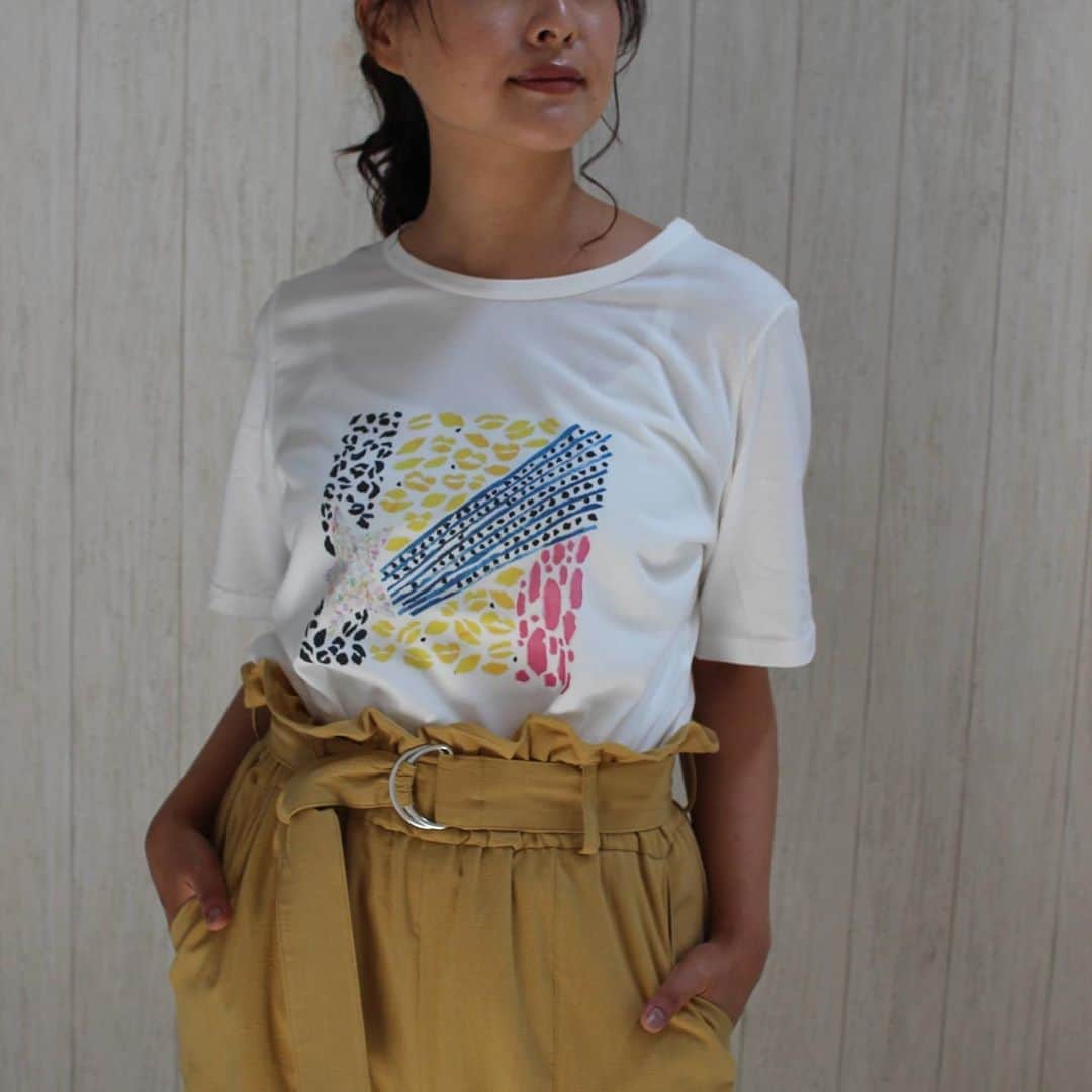 Alinoma公式さんのインスタグラム写真 - (Alinoma公式Instagram)「ㅤㅤㅤㅤㅤㅤㅤㅤㅤㅤㅤㅤㅤ ■大人のTシャツコーデ ㅤㅤㅤㅤㅤㅤㅤㅤㅤㅤㅤㅤㅤ 白ベースのシンプルなデザインTシャツは、Alinomaオリジナルデザインで、5Lサイズまで！こんな暑い日は、リネンライクワイドパンツやプリーツスカートで涼し気に着こなす！ㅤㅤㅤㅤㅤㅤㅤㅤㅤㅤㅤㅤㅤㅤㅤㅤㅤㅤㅤㅤㅤㅤㅤㅤㅤㅤㅤㅤㅤㅤㅤㅤㅤㅤㅤㅤㅤㅤ ＜アイテム＞ㅤㅤ Ｔシャツ　#Alinom →L～5L ㅤ ワイドパンツ@laveange_official →LL～5L ㅤ プリーツスカート#earthmusicandecology →LL～6Lㅤㅤㅤㅤㅤㅤㅤㅤㅤㅤㅤㅤㅤㅤㅤㅤㅤㅤㅤㅤㅤㅤㅤㅤㅤㅤㅤㅤㅤㅤㅤㅤㅤㅤ ㅤㅤㅤㅤ 〉〉モデル：KUMACO @kumikohirabara ／166cm（LL着用） ㅤㅤㅤㅤㅤㅤㅤㅤㅤ AlinomaはLL～10Lサイズのぽっちゃり女性のためのファッションECモールです。ありのままの自分をもっと素敵に！そんな想いを叶えるファッションをお届けします♪ ▼▼ @alinoma_official ⇒気になったアイテムの詳細はプロフィールのURLからcheck ㅤ URL 〉〉https://bit.ly/2KAEba4 ㅤㅤㅤㅤㅤㅤㅤㅤㅤㅤㅤㅤㅤㅤ #アリノマ #ぽっちゃり #プラスサイズ #大きいサイズ #大きいサイズレディース #プラスサイズコーデ #ぽっちゃりコーデ #ラファコーデ #ぽっちゃり女子 #ぽっちゃり大人女子  #ぽちゃコーデ #ぽっちゃりファッション #ぽちゃかわ #ぽっちゃりさんと繋がりたい #今日のコーデ #着痩せコーデ #着痩せ #着やせコーデ#着やせ #体型カバー#体型カバーコーデ #夏ファッション #夏コーデ #Tシャツ #alinoma #plussize #plussizemodel #plussizefashion」8月12日 8時53分 - alinoma_official