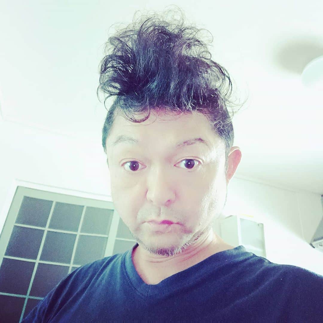 松本隆博のインスタグラム：「。 今日も爆発だーー！ 💣💥 ……髪の毛が。 (ﾟoﾟ; みなさん暑い日が続き ます熱中症には気を付けて 下さい……まコンサート観たら 全員が松本隆博熱中症になる けどな(˙◁˙)」