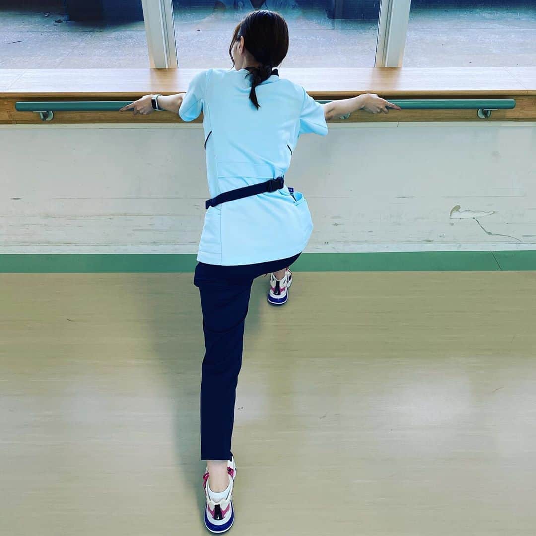 相原くるみ（西野七瀬）のインスタグラム：「ストレッチはかかさずに  #朝のルーティン  #くるみルーティーン  #とか言って  #やってたら  #またもや  #盗撮  #盗撮は禁止です  #グループLINEに送るの禁止 #職場だけど #意外と仲良し  #どこで撮られるか分からない から #きをひきしめねば  #廊下の手すり  #ストレッチに最適  #相原くるみ #病院薬剤師  #新人薬剤師 #新人薬剤師とつながりたい #新人薬剤師相原くるみ」