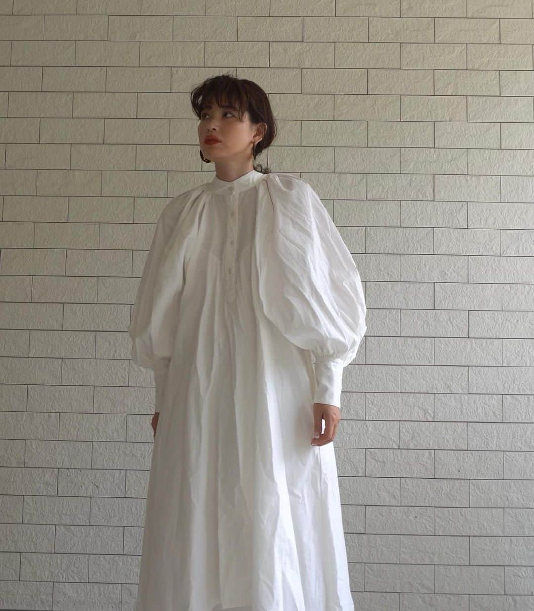 JUNNAのインスタグラム：「お袖ボワん...  発売前から沢山のお問い合わせをいただいていた コットン100%ワンピース  ハリのあるタイプライター生地の特性を生かして  お袖に大胆ボリュームを...💪  #タイプライターボリュームスリーブワンピース  こちらも８月１３日発売です  #YouTube で着ていたものはブラウンです👍  ・ ・ 【新作発売スケジュール】 📌ETRÉ TOKYO  毎週木曜日19:00 📌ZOZOTOWN  毎週金曜12:00 📌ELLESHOP  毎週土曜8:30  インスタライブ毎週木曜日18:00 @etretokyo アカウント  #秋#秋服#2020ETRE_AW#etretokyo#156cm」