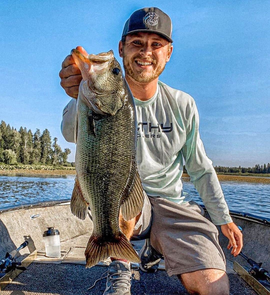 Filthy Anglers™さんのインスタグラム写真 - (Filthy Anglers™Instagram)「Happy Tuesday - our buddy Matt from way up in Spokane, Washington with a beast! This is a monster for up there my friends. We have lots of folks that are on the southern side of the equator (no idea what I’m talking about)  but @mathewpulliamfishing can find them north of the equator where they tend to be much smaller! Great catch buddy and thank you for the support. www.filthyanglers.com #fishing #bassfishing #filthyanglers #bass #mlf #angler #outdoors #spokane #getfilthy #kayak #angler #anglerapproved #monsterbass #flw #bassnation #bassmasters #kidsfishing #filthyfemalefriday #upf」8月12日 9時17分 - filthyanglers