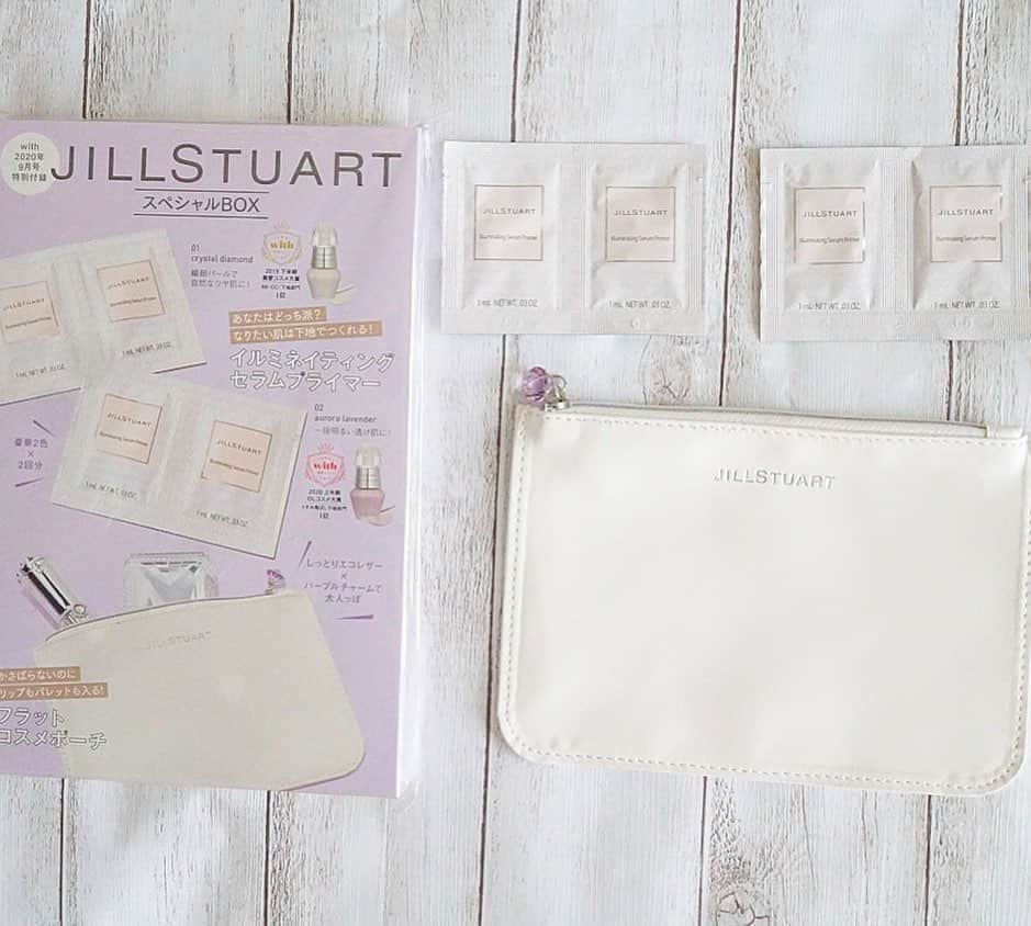 ルナさんのインスタグラム写真 - (ルナInstagram)「🎀✨🎀✨🎀✨🎀✨🎀﻿ ﻿ with9月号の付録がとっても豪華🙆‍♀️❣️﻿ ﻿ 【JILLSTUARTのスペシャルBOX】﻿ ☑︎イルミネイティング セラムプライマー ﻿ 　・クリスタルダイヤモンド2回分﻿ 　・オーロララベンダー2回分﻿ ☑︎フラットコスメポーチ﻿ ﻿ 気になってた下地が試せて嬉しい〜っ🤔💓﻿ ﻿ クリスタルダイヤモンドはパッと顔が明るく華やかになれる❣️﻿ ﻿ オーロララベンダーは透明感のあるお肌になれる❣️﻿ ﻿ どっちも本当に良くて、これが付録で試せるのがありがたい😂💞﻿ ﻿ そしてフラットポーチもめちゃ使いやすくておすすめです🥺﻿ ちょっとした小物はもちろん、﻿ 今だとマスクとか用途が豊富🙆‍♀️﻿ ﻿ 2枚目の写真⏩﻿ このくらいの量だったらしっかり﻿ 収納できたので参考にしてね🙏﻿ ﻿ 1枚目の写真を見ての通り、﻿ JILLSTUARTのコスメ大好きだから﻿ とっても大満足な付録でした💞﻿ ﻿ ＊﻿ ＊﻿ ＊﻿ ﻿ #with9月号 #with付録お試し隊 #with付録 #with9月号付録 #ジルスチュアート #イルミネイティングセラムプライマー #クリスタルダイヤモンド #オーロララベンダー #アイシャドウ #リップ #下地 #jillstuart下地 #コスメ #美容垢 #コスメスウォッチ #コスメレビュー #新作コスメ #パケ買いコスメ #雑誌付録 #付録目当て #フラットポーチ #jillstuart #jillstuartbeauty #jillstuartcosmetic #withgirls_jp #eyeshadow」8月12日 9時18分 - runakumaa