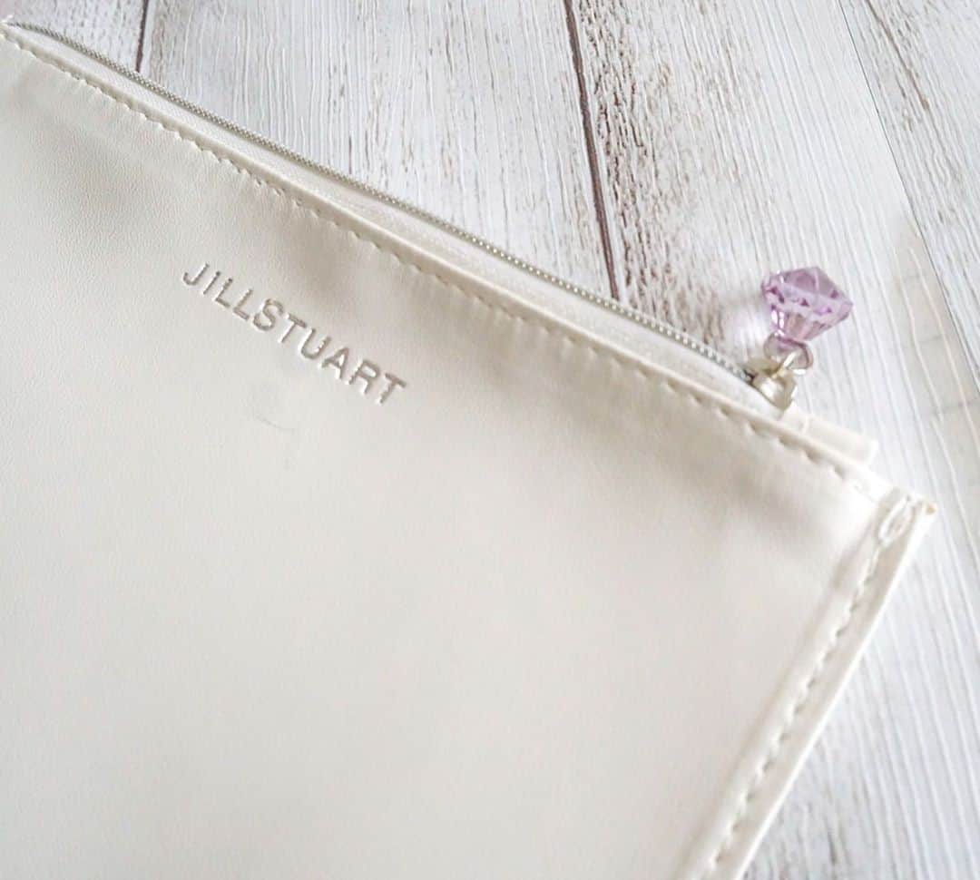 ルナさんのインスタグラム写真 - (ルナInstagram)「🎀✨🎀✨🎀✨🎀✨🎀﻿ ﻿ with9月号の付録がとっても豪華🙆‍♀️❣️﻿ ﻿ 【JILLSTUARTのスペシャルBOX】﻿ ☑︎イルミネイティング セラムプライマー ﻿ 　・クリスタルダイヤモンド2回分﻿ 　・オーロララベンダー2回分﻿ ☑︎フラットコスメポーチ﻿ ﻿ 気になってた下地が試せて嬉しい〜っ🤔💓﻿ ﻿ クリスタルダイヤモンドはパッと顔が明るく華やかになれる❣️﻿ ﻿ オーロララベンダーは透明感のあるお肌になれる❣️﻿ ﻿ どっちも本当に良くて、これが付録で試せるのがありがたい😂💞﻿ ﻿ そしてフラットポーチもめちゃ使いやすくておすすめです🥺﻿ ちょっとした小物はもちろん、﻿ 今だとマスクとか用途が豊富🙆‍♀️﻿ ﻿ 2枚目の写真⏩﻿ このくらいの量だったらしっかり﻿ 収納できたので参考にしてね🙏﻿ ﻿ 1枚目の写真を見ての通り、﻿ JILLSTUARTのコスメ大好きだから﻿ とっても大満足な付録でした💞﻿ ﻿ ＊﻿ ＊﻿ ＊﻿ ﻿ #with9月号 #with付録お試し隊 #with付録 #with9月号付録 #ジルスチュアート #イルミネイティングセラムプライマー #クリスタルダイヤモンド #オーロララベンダー #アイシャドウ #リップ #下地 #jillstuart下地 #コスメ #美容垢 #コスメスウォッチ #コスメレビュー #新作コスメ #パケ買いコスメ #雑誌付録 #付録目当て #フラットポーチ #jillstuart #jillstuartbeauty #jillstuartcosmetic #withgirls_jp #eyeshadow」8月12日 9時18分 - runakumaa