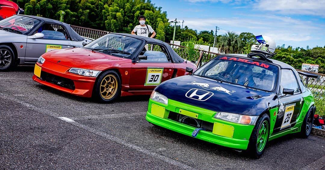 のインスタグラム：「_ Honda PP1 Turbo-charged BEAT and my Honda PP1 BEAT. _ _ Shot on Aug-11 2020 at MIHAMA Circuit (Aichi Japan). _ owner(orange beat): りぼ菌♪ (minkara account) owner(lime green beat): @mistbahn photo: @mistbahn _ りぼ菌♪-san was the fastest BEAT on Aug-11 2020 at MIHAMA Circuit. He has the course record of BEAT at MIHAMA. My lap time 50.042sec was 0.24sec behind him. He is my old friend and my Teacher of HKS VPRO ECU. _ _ JP) 2020年8月11日、美浜サーキットで撮影。 この日最速、美浜最速のターボなビートのりぼ菌♪さんとのツーショット。 0.24秒負けました。 りぼ菌♪さんは長年に渡る友人で、私のHKS VPROの師匠です。 _ _ #mihama #mihamacircuit #美浜サーキット #honda #pp1 #hondabeat #ホンダビート #ビート #pp1beat #hondabeatpp1 #beatpp1 #e07a #mtrec #kcar #keicar #軽自動車 #timeattack #timeattackjapan #hondasontrack #racinghammer #レーシングハマー #skybeat #aslan #アスラン #aslan_inc_japan #te37 #rays #volkracing #a050 #advan #skybeat」