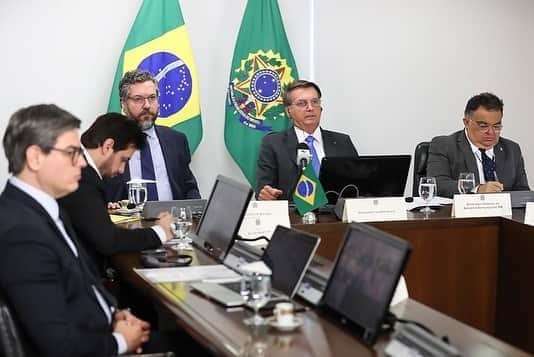 ジルマ・ルセフさんのインスタグラム写真 - (ジルマ・ルセフInstagram)「O Presidente Jair Bolsonaro participou da 2ª Cúpula Presidencial do Pacto de Letícia, com chefes de Estado sul-americanos. Durante videoconferência, lembrou que governo brasileiro tem tolerância zero com crimes ambientais. Saiba mais: https://bit.ly/2PHJJjp Fotos: Marcos Corrêa/PR」8月12日 9時32分 - presidenciadobrasil