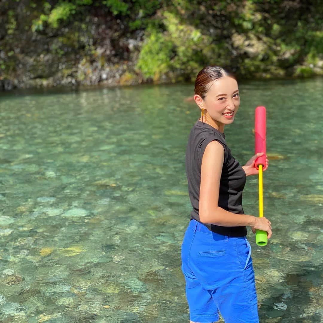 中西麻里衣さんのインスタグラム写真 - (中西麻里衣Instagram)「少し前に川遊びに行きました🛶 緑いっぱい✨川は冷たくて気持ちよかった〜🏞 男たちはがんがん泳いでました👏🏻 加工なしの写真。母の腕はすでになかなかいい色に焼けてます☀️ #夏休み#2020#お出かけ#川遊び#緑#川#空#太陽#最高#気持ちいい#母ちゃん#三児の母#日焼け#アクティブ家族#また来るよ」8月12日 9時28分 - 87marii