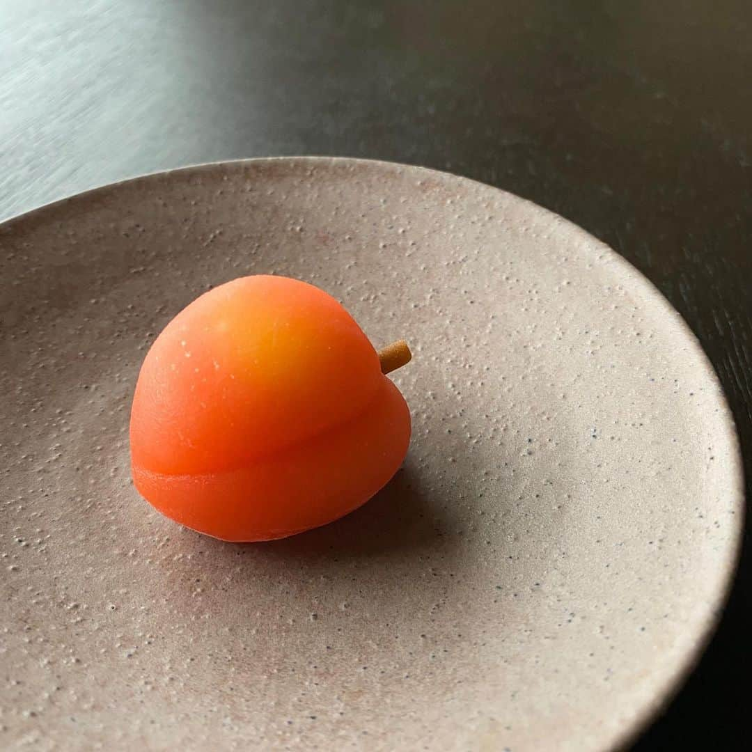 一保堂茶舗さんのインスタグラム写真 - (一保堂茶舗Instagram)「Teatime scenes: Hozuki  #japaneselantern #wagashi #confection #teatime #kyoto #japanesetea #ippodotea #ippodo #一保堂茶舗 #京都 #日本茶 #和菓子 #お茶の時間 #ほおずき #鬼灯」8月12日 9時29分 - ippodotea