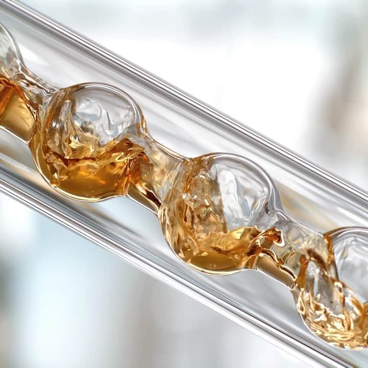 ドゥラメールのインスタグラム：「Inside the ingredients. Using a unique cold-press process, we slow-crafted a super-concentrated form of our skin-renewing #MiracleBroth. This powerhouse elixir helps energize natural renewal and visibly soothe irritation to bring skin back to its center of power. #TheConcentrate」