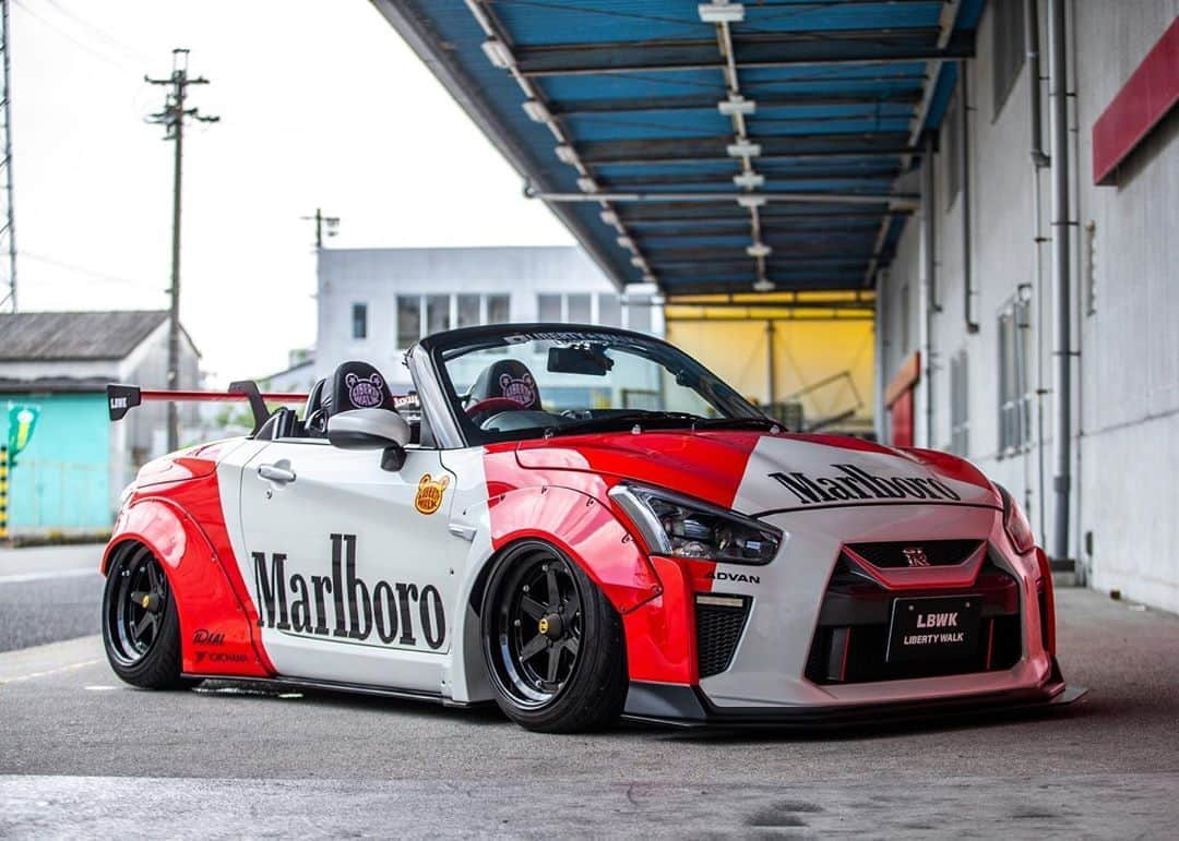 Wataru Katoさんのインスタグラム写真 - (Wataru KatoInstagram)「LBWK  LB★WORKS GT-K😊  @daihatsu_cp  @nissan @marlboro @libertywalkkato  @lbwk_chisaki  #libertywalk #malboro  #nissan #drift #bride #goodwoodfos #semashow #fiexhaust  #idial  #japan #marbolon」8月12日 9時44分 - libertywalkkato