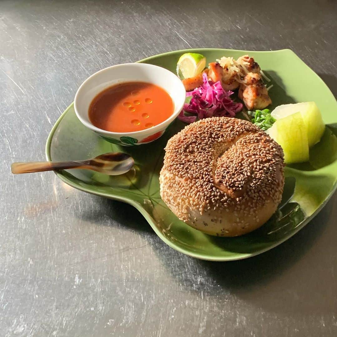 のインスタグラム：「マルイチベーグルのセサミで朝ごはん。  作りおきのガスパチョや冬瓜の翡翠煮と一緒になりお国が色々になってしまいましたが、タイの器に乗せたら夏っぽくなりました。  今日も暑くなりそうです。  水分をしっかり摂って、良い一日を。  #朝ごはん#夏休み#ベーグル#マルイチベーグル#多様性#猛暑日#breakfast#bagle」