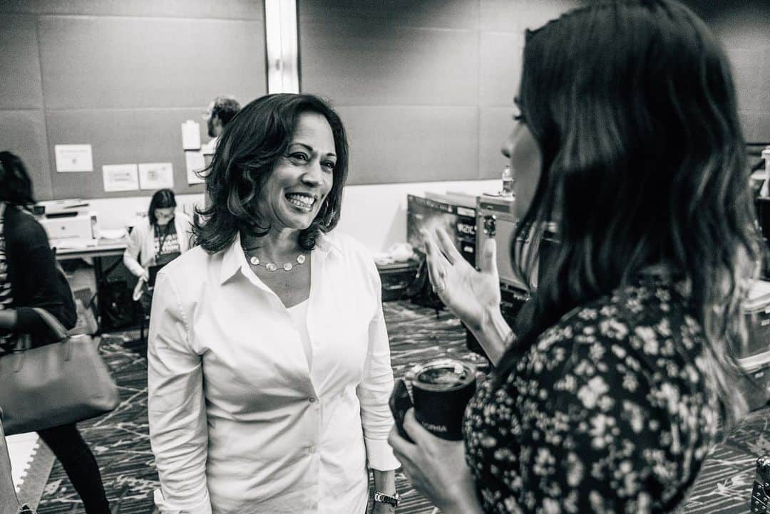 ソフィア・ブッシュさんのインスタグラム写真 - (ソフィア・ブッシュInstagram)「Get you a campaign surrogate who looks at you the way I look at Senator @kamalaharris 😍 Here’s a little slideshow of me professing my admiration and adoration for her. Madame (soon to be) Vice President, it is an honor to be your constituent, and to have advocated alongside you (bringing up the rear let’s be honest but HONORED to be there!) for protections for our nation’s children. Thank you for having such a strong moral compass. For being steadfast in your beliefs that we can achieve our ideals. For your toughness on the issues. And for your expertise at breaking glass ceilings. Your gumption, compassion, intelligence, ambition, and heart are exactly what the country deserves. I’m elated. And I’m not crying y’all, maybe you’re crying!? Let’s gooooo! #KAMALA #KamalaHarris #BidenHarris2020 • And for anyone wondering what’s happening in these photos (that my super talented best mate @kennyjamez took), I got to spend some quality time with Senator Harris in Iowa just before the Iowa State Fair last year. We were advocating on behalf of @everytown, demanding that lawmakers protect our students. Senator Harris took time out of her busy day to discuss my personal connections to this issue, her thoughts about national action, how much we both love California, and more. She was brilliant, warm, and incredibly motivated. She left me inspired. And she made me laugh in moments when the conversation took more “everyday life stuff” turns. Her commitment to the issues, and to the truth, and to US is an incredible measure of her character. I am grateful for her.」8月12日 9時47分 - sophiabush