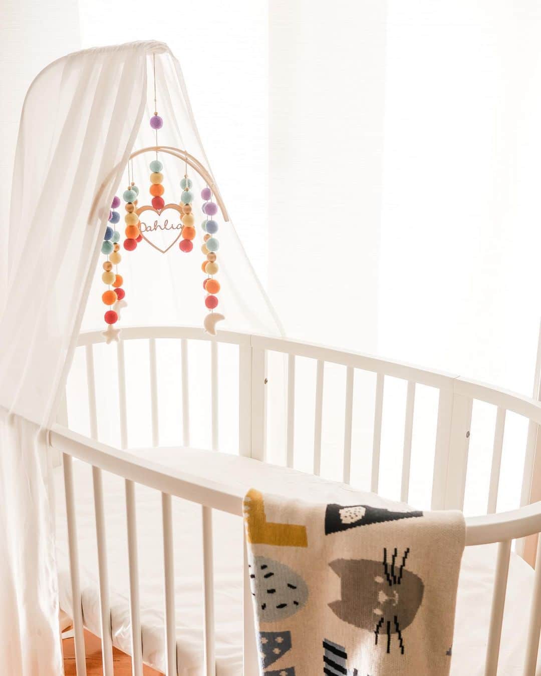 アン・カーティスのインスタグラム：「Big girl bed 😭✨🌙  We had to add the extension to her mini cot already because she was moving so much and making circles in her sleep. Like the hands of a clock. ⏰ Even when she’s sleeping she’s so active. Likot baby ✨ Reminds me of how active she was when she was still in my tummy 🤰🏻   We also changed her mobile to rainbow colours. She’s graduated from the darker shades. She looooooves colourful things now. She wakes up smiling to her new “bestfriends” 🌈   @stokke_au」