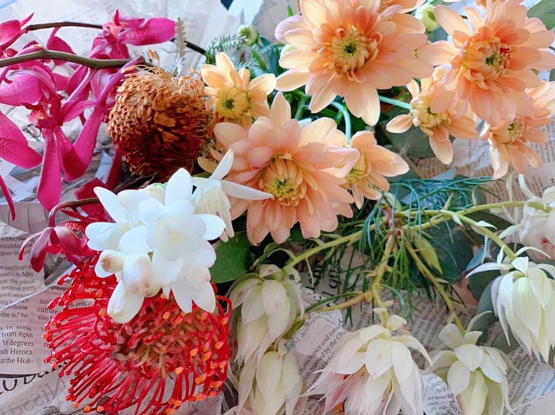 のインスタグラム：「good morning！ 白い小さなお花（3枚目） とてもいい香り。 アプリで名前を調べたんだけどわからなくて。 どなたかわかる方いらっしゃいますか？？」