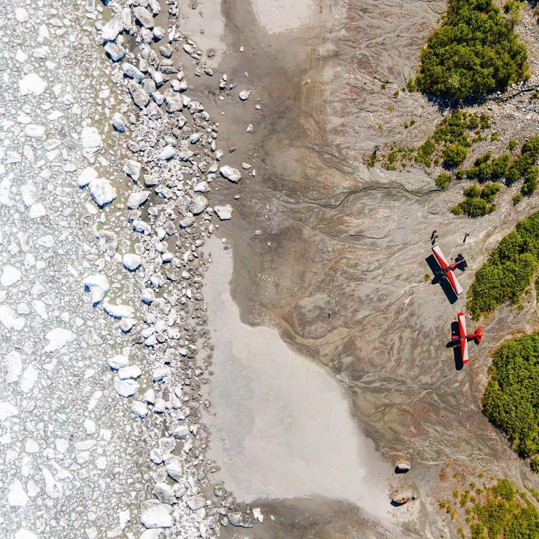 クリス・バーカードさんのインスタグラム写真 - (クリス・バーカードInstagram)「All shot within a few hours of each other, a small selection of what you can see from the air in Alaska. Wildlife, glaciers, waterfalls, ice fields and more. Love to know what you would want to photograph most ?」8月12日 9時54分 - chrisburkard